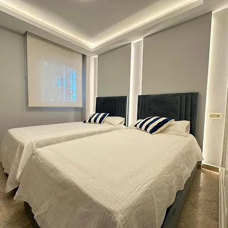 Puente Bright Terrace, Pool & Garden View Apartment