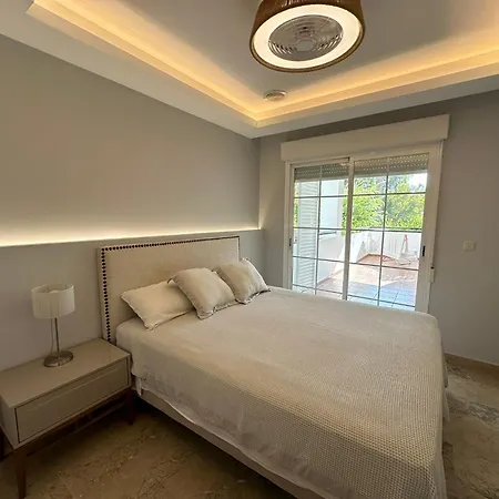 Puente Bright Terrace, Pool & Garden View Apartment